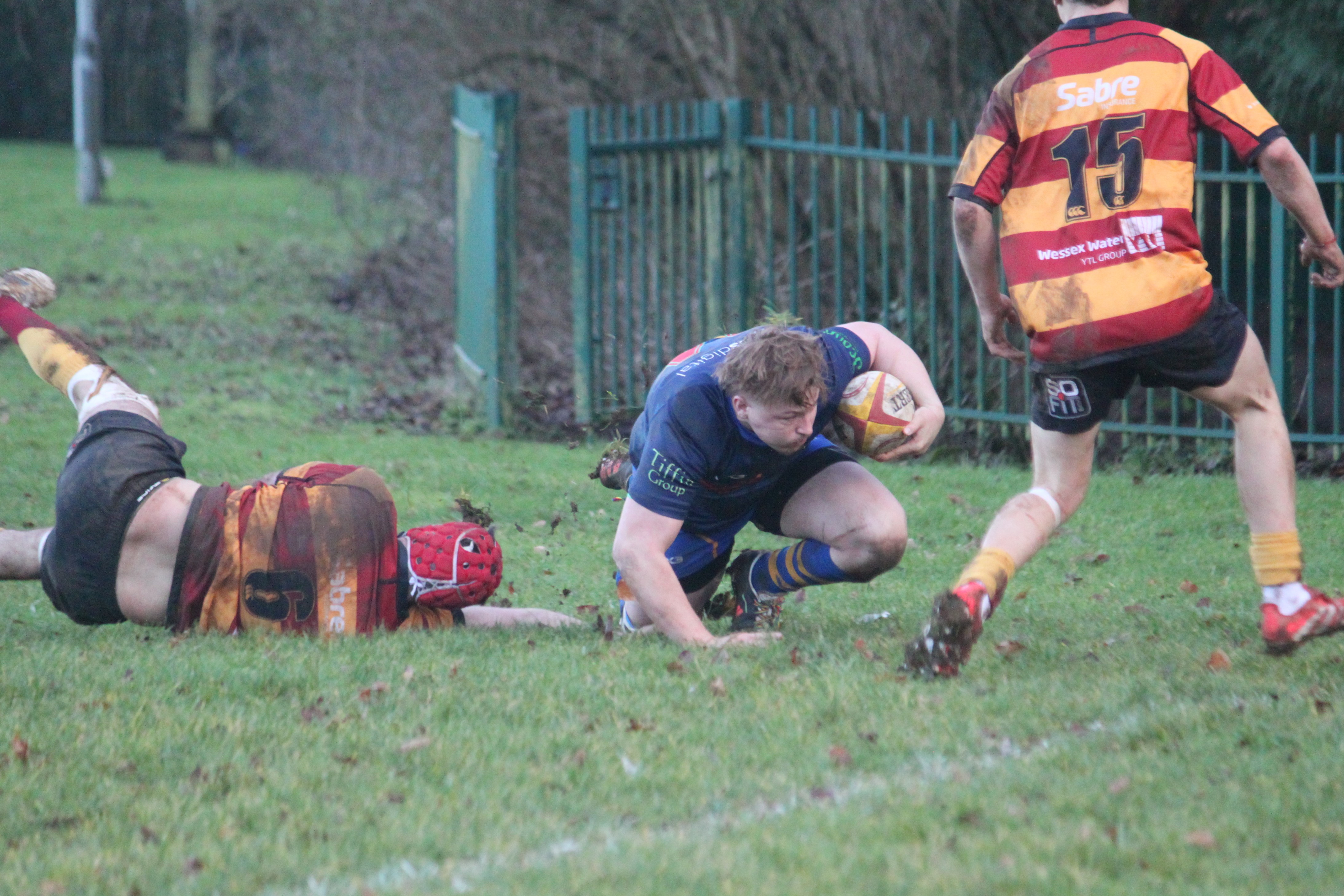 Jonny Hicks gets the fifth and last try